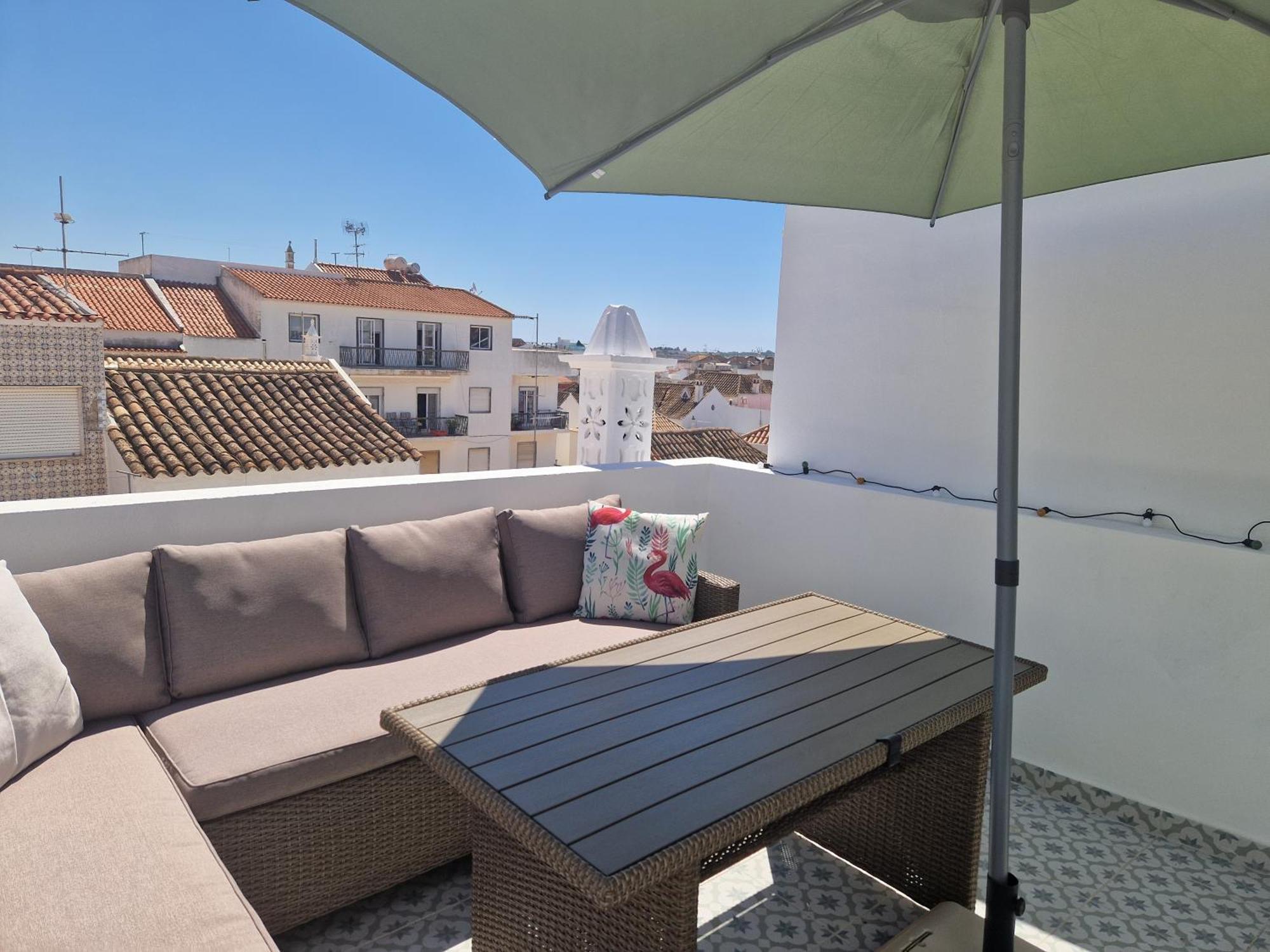 House With Private Roof Terrace In Centre *